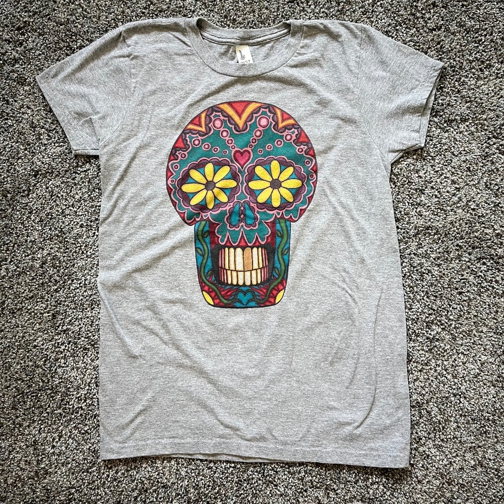 Women's Daisy Eyes Skull Art T-shirt; size M; new without tags